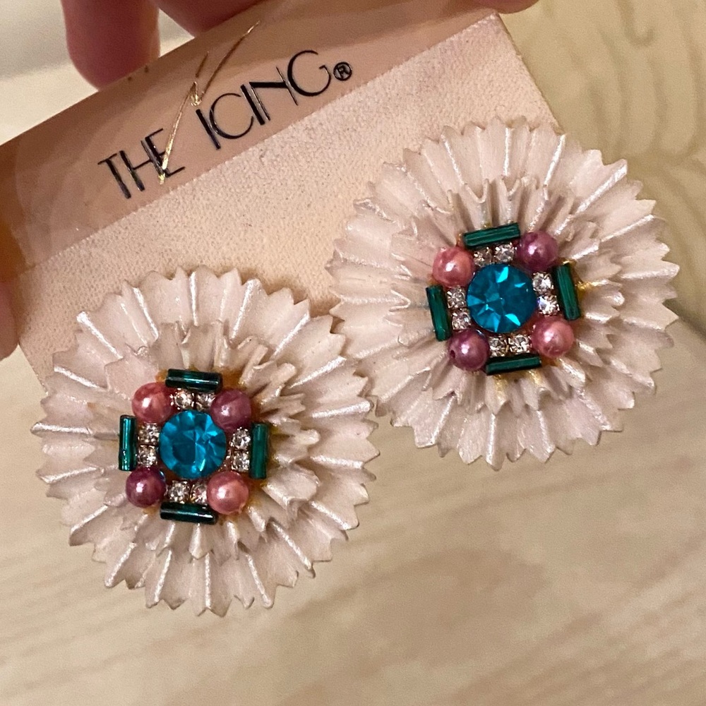 VINTAGE The Icing Earrings w Stones that Sparkle